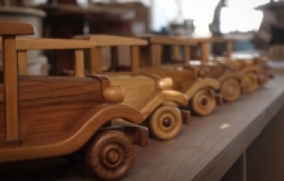 Hataylı marangoz ustası atölyesindeki atıkları maket arabaya dönüştürüyor