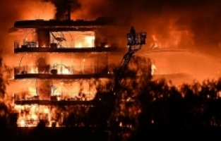 İzmir'de bir sitede çıkan yangına müdahale ediliyor