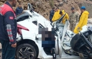 Kaya devrilen otomobildeki 4 öğretmen yaşamını yitirdi