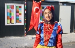 Konteyner kentin “Pamuk prensesi“ depremzede miniklere oyunlarla moral oluyor