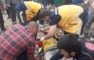 Minibüsle çarpışan otomobilin sürücüsü yaralandı