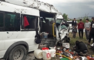 Tarım işçilerini taşıyan minibüs ile hafif ticari araç çarpıştı, 1 kişi öldü, 9 kişi yaralandı
