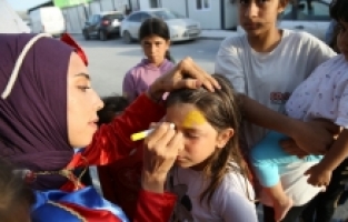 TDV gönüllüleri Hatay'da depremzede çocuklara etkinliklerle moral veriyor