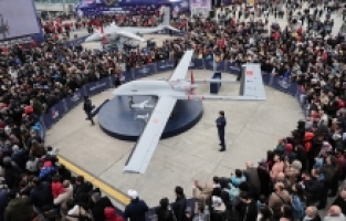 TEKNOFEST'te ilk kez sergilenen Bayraktar TB3'e yoğun ilgi