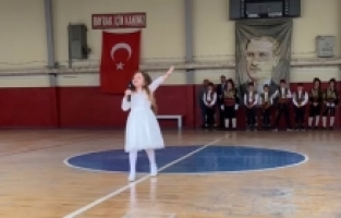 5 yaşındaki kız çocuğu okuduğu İstiklal Marşı ile kendine hayran bıraktı