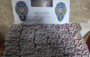 Adana'da 3 bin 246 uyuşturucu hap bulunan otomobildeki 2 kişi tutuklandı
