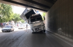 Adana'da kamyon yüklü çekici köprüye sıkıştı