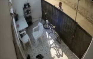 Adana'da öğrencinin, bisikletini çalan hırsızın arkasından koşması kamerada