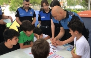 Adana'da polisler depremzede çocuklarla futbol oynadı