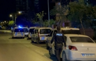 Adana'da polisten kaçarken üzerindeki el bombasını atan şüpheli yakalandı