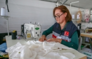 Afeti yaşayan kadınlar, depremzedeler için nevresim takımı üretiyor