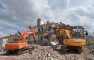 Afşin'de ağır hasarlı yapıların yıkımına başlandı