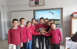 Aksu'da ortaokul öğrencileri kumbaralarını depremzedelere bağışladı