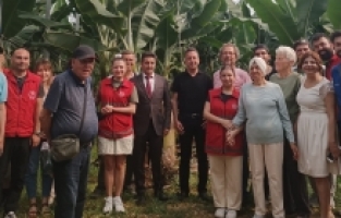 Antalya'da yaşlılar ve gençler serada buluştu