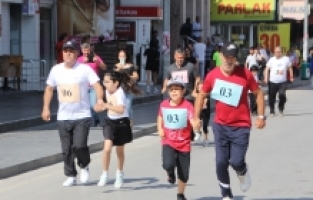 Antalya'da dede ve torunları, bağımlılığa dikkati çekmek için koştu