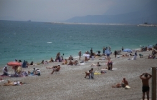 Antalya'da güneşli havayı fırsat bilenler denize girdi