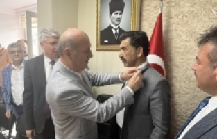 Cevdetiye Belediye Başkanı Mehmet Özer, İyi Parti'den istifa etti ve Ak Parti'ye katıldı