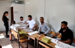 Depremden etkilenen Hatay, Osmaniye ve Adana'da da vatandaşlar sandık başında