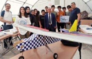 Depremzede çocuklar maket uçak yapımını öğreniyor