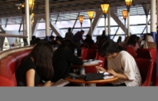 Depremzede öğrenciler Rauf Bey Gemisi'nde LGS ve YKS için hazırlıklarını sürdürüyor