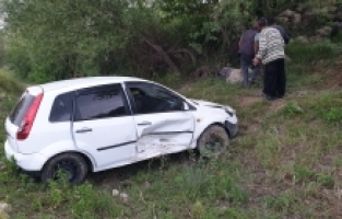Dereye devrilen otomobilin sürücüsü kaza yerinden kaçtı