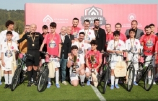 Futbol Ailesi depremzede çocuklar için sahaya çıktı