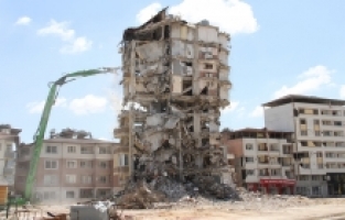Hatay'da bina yıkım ve enkaz kaldırma çalışmaları sürüyor