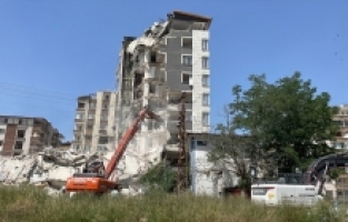 Hatay'da ağır hasarlı binaların yıkım çalışmaları sürdü