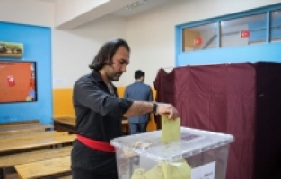 Hatay'da bir seçmen oy kullanmaya atla geldi