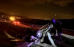 Isparta'da refüje çarpan otomobilin sürücüsü ağır yaralandı