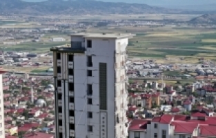 Kahramanmaraş'ta bina yıkım ve enkaz kaldırma çalışmaları sürüyor