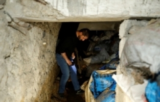 Kahramanmaraş'ta depremler sonrası bir evin bodrumundan çıkan su her geçen gün artıyor