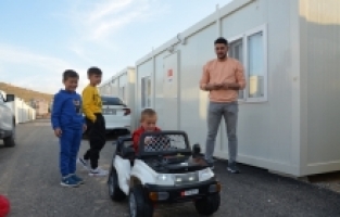 Kahramanmaraş'ta konteyner kentte yaşayan down sendromlu çocuğa doğum günü sürprizi