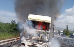 Mersin'de tuz yüklü tır seyir halindeyken yandı