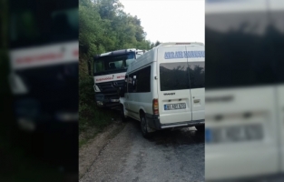 Osmaniye'de minibüsle beton mikserinin çarpıştığı kazada 7 kişi yaralandı