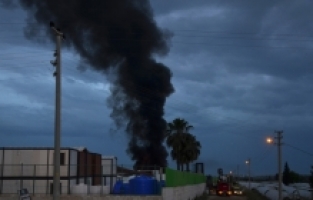 Serik'te konteyner deposunda çıkan yangın büyümeden söndürüldü