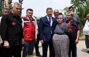 Vali Yılmaz, hortumdan etkilenen Sakarcalık Köyünde incelemelerde bulundu