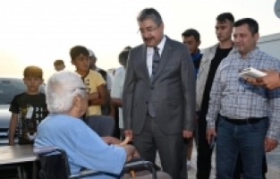 Vali Yılmaz, konteyner kentteki dükkanlara yerleşen esnafları ziyaret etti