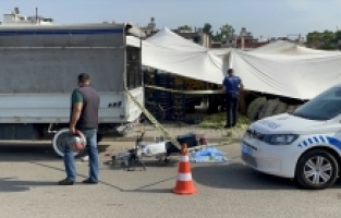 Adana'da kamyonete çarpan motosikletin sürücüsü öldü