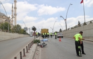 Adana'da kamyonla çarpışan motosikletin sürücüsü öldü
