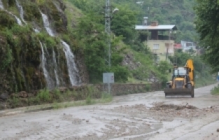 Adana'da sağanak ve dolu etkili oldu