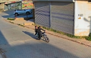 Adana'da silah tehdidiyle 3 kişinin cep telefonunu gasbeden 2 zanlı tutuklandı