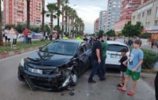 Adana'da trafik kazasında 2 kişi yaralandı
