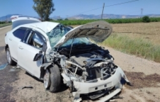 Adana'da traktörle çarpışan otomobildeki sürücü, eşi ve oğlu yaralandı