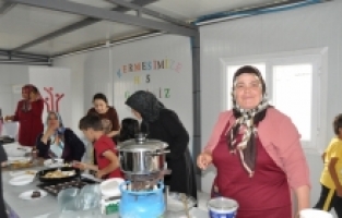 Afşin'de depremzede kadınlar, kermesle aile bütçesine katkı sağladı