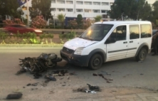 Alanya'da kamyonet ile motosikletin çarpıştığı kazada 2 kişi yaralandı