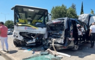 Alanya'da midibüs ile minibüsün çarpıştığı kazada 13 kişi yaralandı