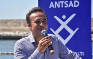 Antalya Kaleiçi Yat Limanı'nda deniz dibi temizliği yapıldı