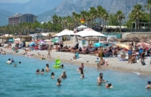 Antalya sahillerinde bayram öncesi yoğunluk yaşanıyor
