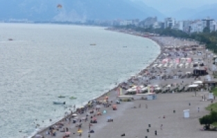 Antalya sahillerinde yoğunluk yaşanıyor